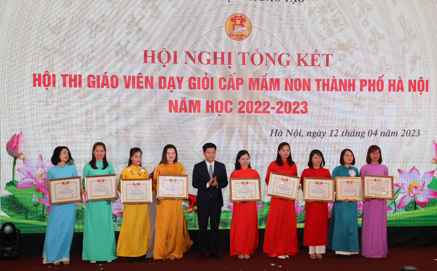 9 giáo viên được Công đoàn ngành GD Hà Nội tặng giấy khen giáo viên vượt khó khăn đổi mới sáng tạo.