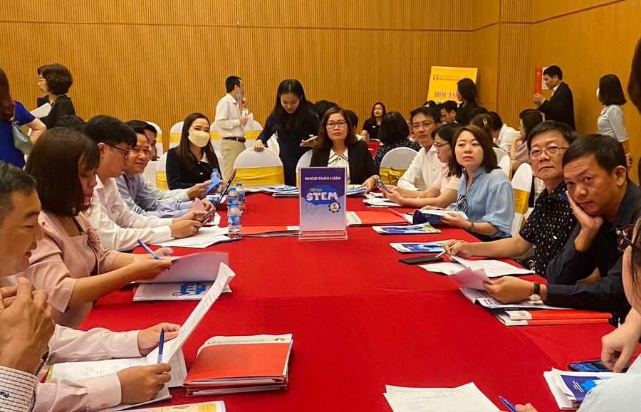 Các thầy cô giáo thảo luận về bộ sách Bài học STEM tại hội thảo.