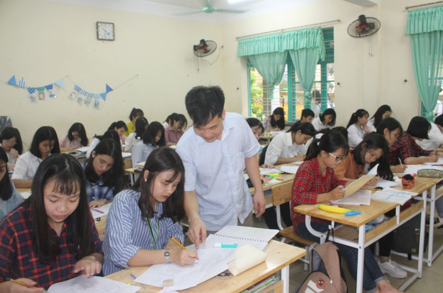 Học sinh Trường Phổ thông DTNT THPT tỉnh Hòa Bình tăng tốc ôn tập.