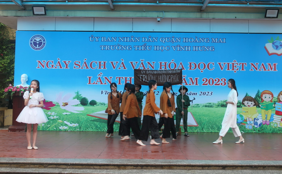 Học sinh biểu diễn sân khấu hóa tác phẩm sách "kể chuyện Bác Hồ". Học sinh biểu diễn sân khấu hóa tác phẩm sách "kể chuyện Bác Hồ".