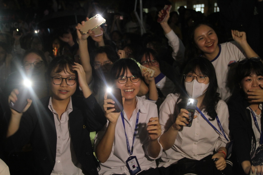 Các cổ động viên cổ vũ cho các đội.