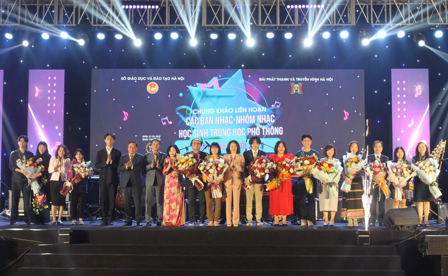 Lãnh đạo Bộ GD&amp;ĐT, UBND TP tặng hoa các đơn vị dự liên hoan.