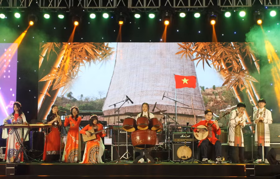 Tiết mục biểu diễn của học sinh Trường THCS THPT Nguyễn Tất Thành.