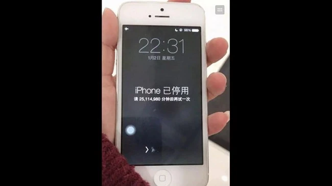 iPhone bị khóa đến 47 năm vì để con nghịch ngợm