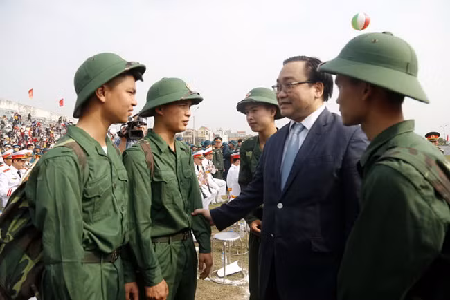 Ông Hoàng Trung Hải- Bí thư thành ủy Hà Nội động viên các thanh niên lên đường nhập ngũ