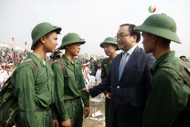 Ông Hoàng Trung Hải- Bí thư thành ủy Hà Nội động viên các thanh niên lên đường nhập ngũ