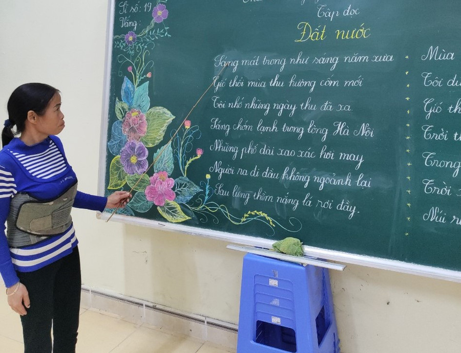 Chị Hoàng Thị An thường xuyên xung phong lên đọc bài. Chị Hoàng Thị An thường xuyên xung phong lên đọc bài.