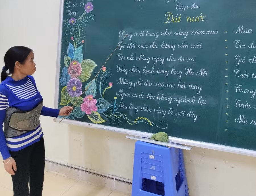 Chị Hoàng Thị An thường xuyên xung phong lên đọc bài.