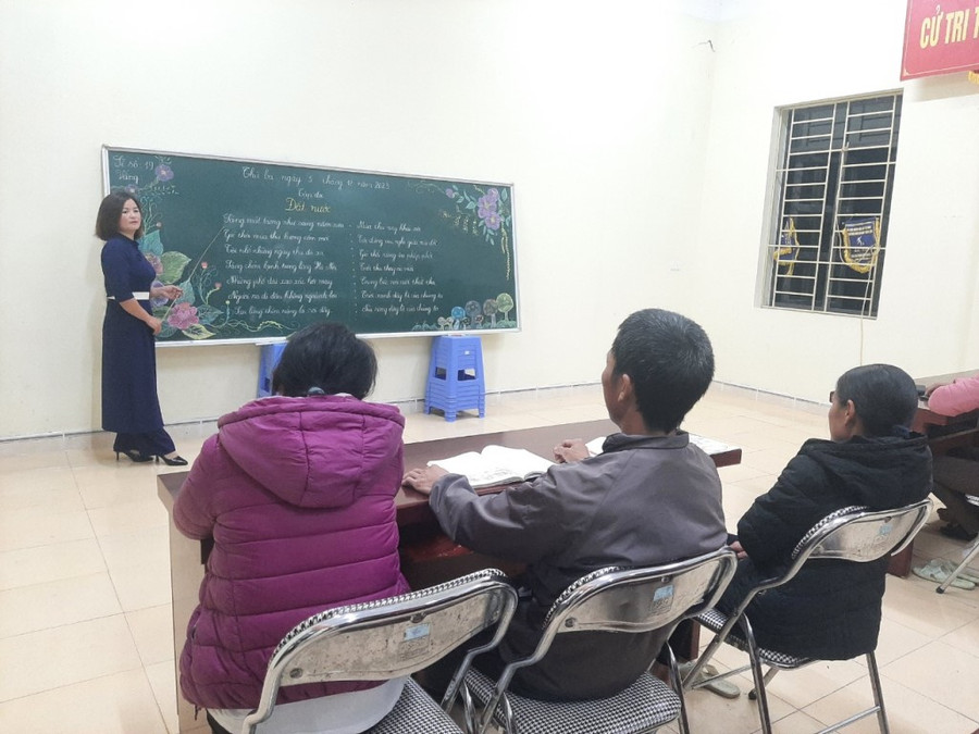 Các học viên chăm chú nghe giảng. Các học viên chăm chú nghe giảng.