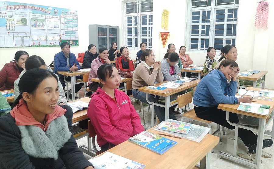 Các học viên chăm chú nghe giảng. Các học viên chăm chú nghe giảng.