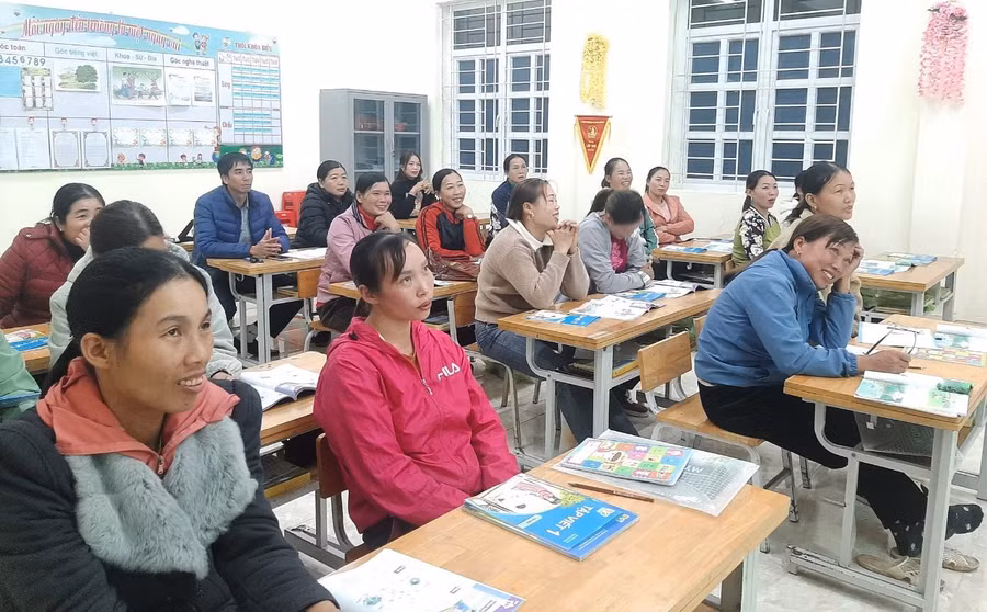 Các học viên chăm chú nghe giảng.