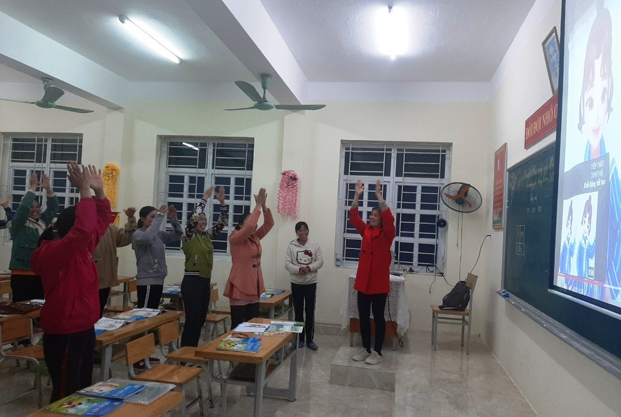 Các học viên thích thú nhảy cùng cô giáo khởi động đầu giờ. Các học viên thích thú nhảy cùng cô giáo khởi động đầu giờ.