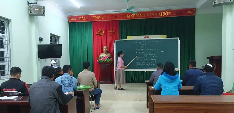 Các học viên chăm chú nghe giảng.