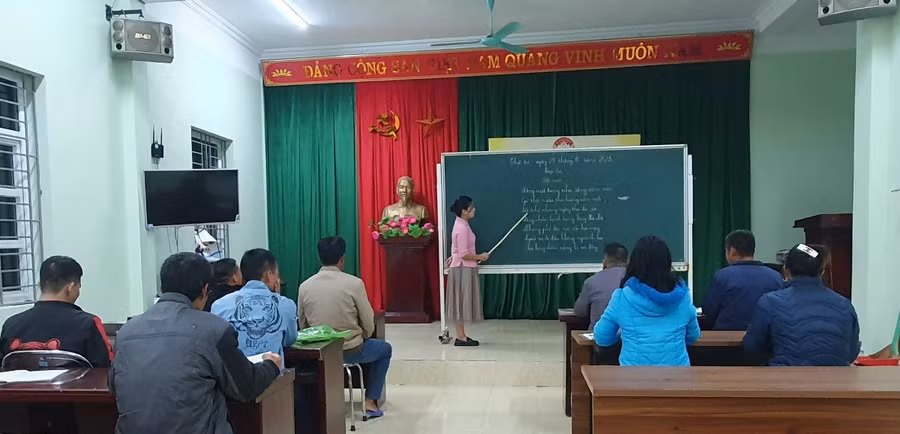 Các học viên chăm chú nghe giảng.