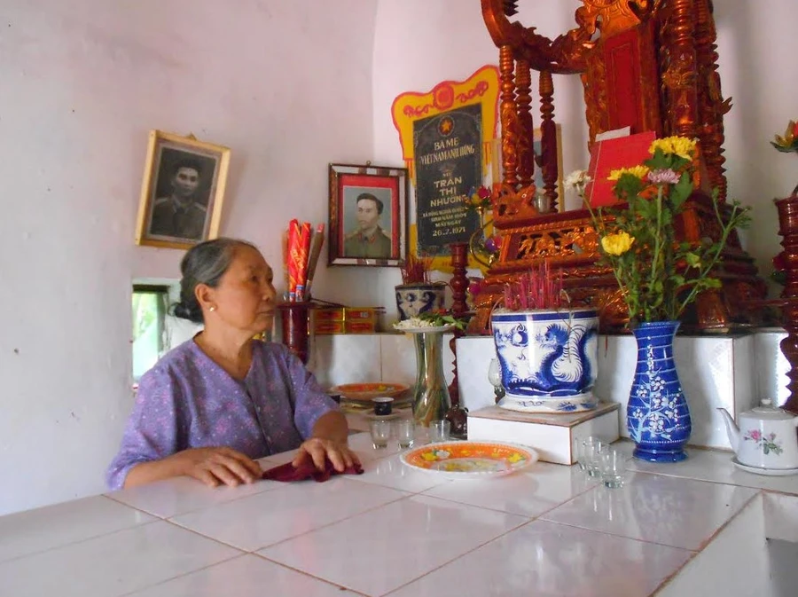 Bà Trần Thị Việt bên bàn thờ mẹ Nhưỡng và 3 nhà giáo liệt sĩ