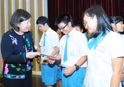 Bà Ting Fei Tsong Ching - Chủ tịch Ủy ban Điều hành Quỹ Hỗ trợ Cộng đồng Lawrence S. Ting đang trao học bổng cho học sinh Trường Đinh Thiện Lý
