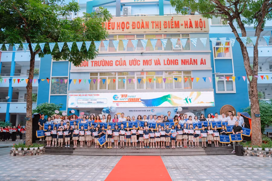 Trường Tiểu học Đoàn Thị Điểm - Hà Nội khen thưởng học sinh.