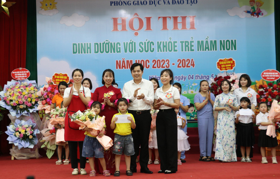 Ban tổ chức trao giải cho các Đội thi. Ban tổ chức trao giải cho các Đội thi.