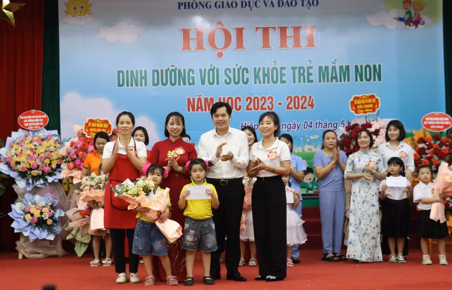 Ban tổ chức trao giải cho các Đội thi.