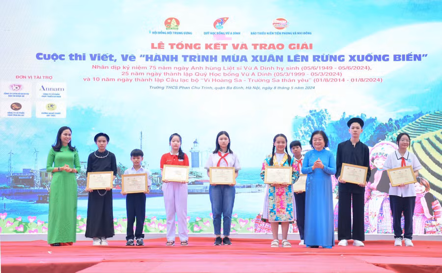 Bà Trương Mỹ Hoa và bà Lê Thị Hà - Giám đốc Công ty Cổ phẩn và phát triển An Nam trao giải Viết cho các bạn học sinh đoạt giải.