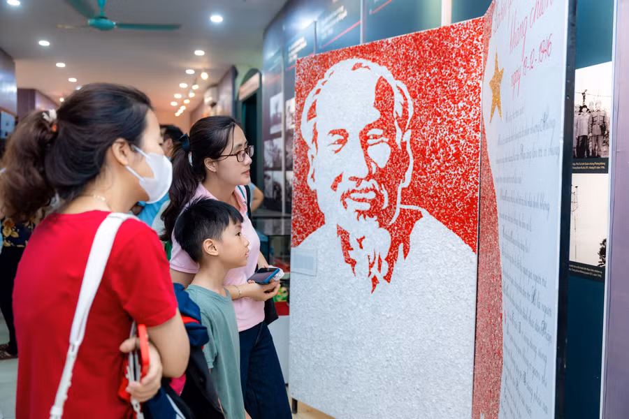 Học sinh thăm quan, học tập và trải nghiệm tại triển lãm.