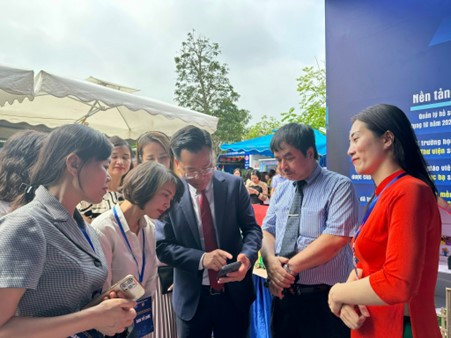 Ngành GD&ĐT quận Ba Đình đẩy mạnh chuyển đổi số, ứng dụng CNTT trong trường học. Ngành GD&ĐT quận Ba Đình đẩy mạnh chuyển đổi số, ứng dụng CNTT trong trường học.