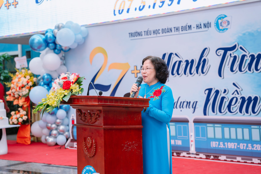 NGND Nguyễn Thị Hiền - Chủ tịch HĐQT Trường Tiểu học Đoàn Thị Điểm - Hà Nội chia vui trong buổi lễ kỷ niệm. NGND Nguyễn Thị Hiền - Chủ tịch HĐQT Trường Tiểu học Đoàn Thị Điểm - Hà Nội chia vui trong buổi lễ kỷ niệm.