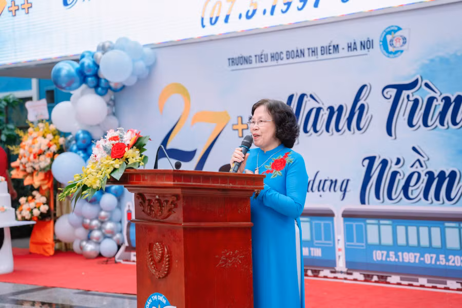 NGND Nguyễn Thị Hiền - Chủ tịch HĐQT Trường Tiểu học Đoàn Thị Điểm - Hà Nội chia vui trong buổi lễ kỷ niệm.