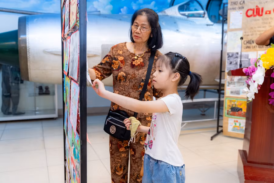 Học sinh cùng phụ huynh tại triển lãm.