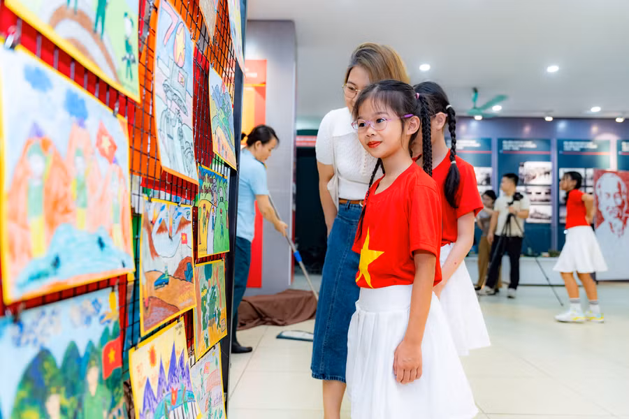 Học sinh Trường Tiểu học Alpha Schools – CGD mang tới triển lãm 400 sản phẩm sáng tạo thủ công.