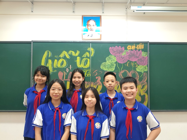 Lê Bảo Nam (ngoài cùng bên phải) cùng các bạn trong một buổi thuyết trình.