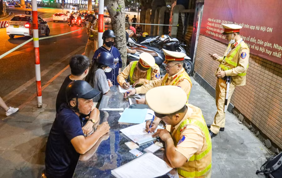 CSGT làm nhiệm vụ dịp 30/4 -1/5.