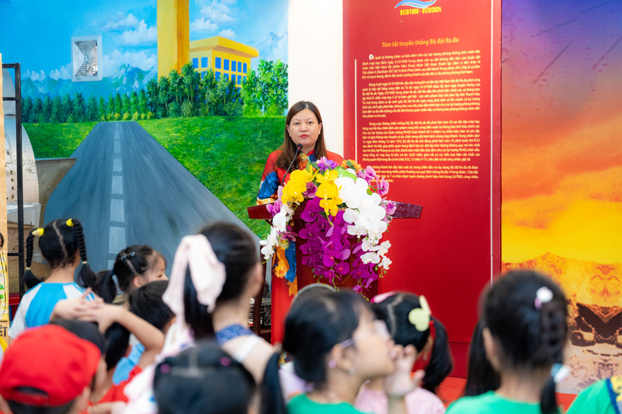 Cô Nguyễn Hồng Thúy, Hiệu trưởng Alpha Schools – CGD chia sẻ tại triển lãm. Cô Nguyễn Hồng Thúy, Hiệu trưởng Alpha Schools – CGD chia sẻ tại triển lãm.