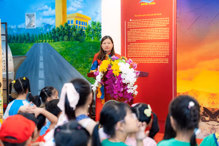 Cô Nguyễn Hồng Thúy, Hiệu trưởng Alpha Schools – CGD chia sẻ tại triển lãm.