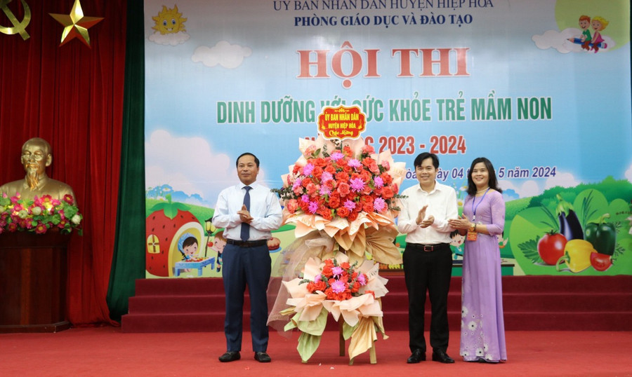 Ông Phạm Văn Nghị - Phó Chủ tịch UBND huyện Hiệp Hòa (bên trái ngoài cùng) chúc mừng Hội thi. Ông Phạm Văn Nghị - Phó Chủ tịch UBND huyện Hiệp Hòa (bên trái ngoài cùng) chúc mừng Hội thi.