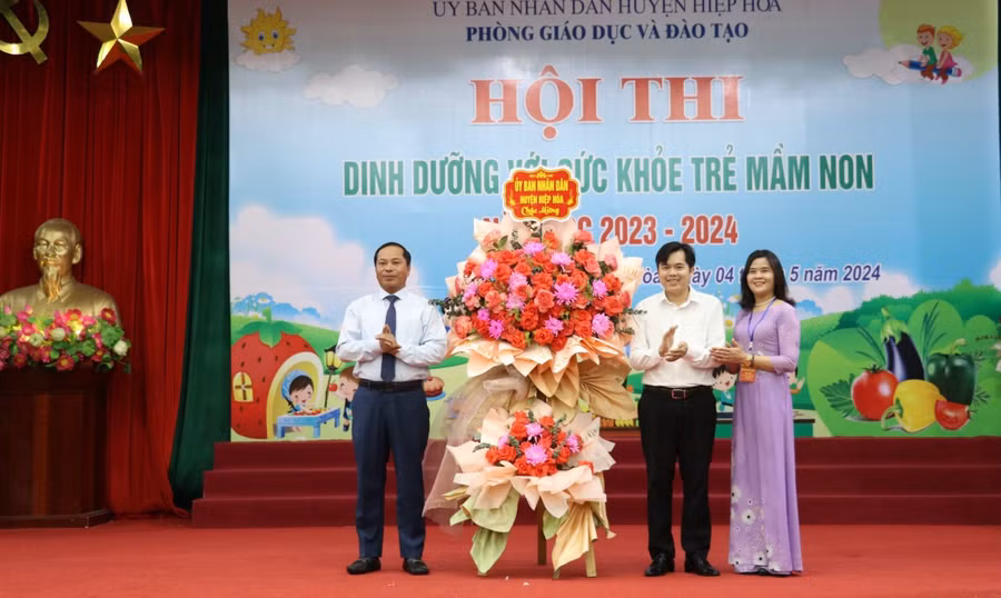 Ông Phạm Văn Nghị - Phó Chủ tịch UBND huyện Hiệp Hòa (bên trái ngoài cùng) chúc mừng Hội thi.