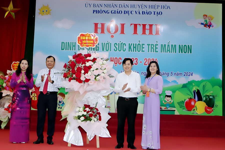 Ông Nguyễn Văn Thêm - Phó Giám đốc Sở GD&ĐT Bắc Giang (thứ 2 từ trái sang) tặng hoa chúc mừng Hội thi. Ông Nguyễn Văn Thêm - Phó Giám đốc Sở GD&ĐT Bắc Giang (thứ 2 từ trái sang) tặng hoa chúc mừng Hội thi.