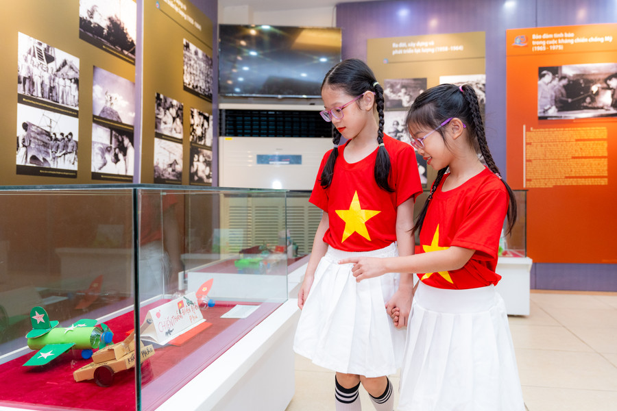 Học sinh thích thú với các hình ảnh sản phẩm trưng bày tại triển lãm. Học sinh thích thú với các hình ảnh sản phẩm trưng bày tại triển lãm.