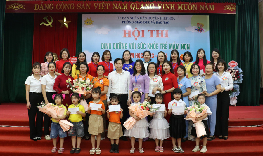 Ban tổ chức trao giải cho các Đội thi. Ban tổ chức trao giải cho các Đội thi.