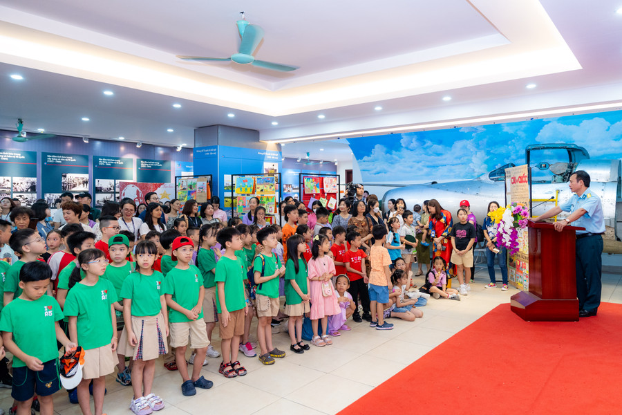 Cán bộ của Bảo tàng Phòng không – Không quân chia sẻ với học sinh. Cán bộ của Bảo tàng Phòng không – Không quân chia sẻ với học sinh.