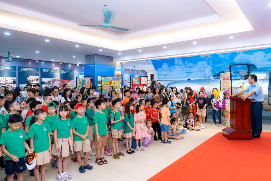 Cán bộ của Bảo tàng Phòng không – Không quân chia sẻ với học sinh.