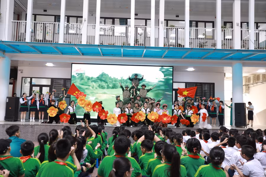 Học sinh được ôn lại những bài học lịch sử qua buổi gặp mặt.