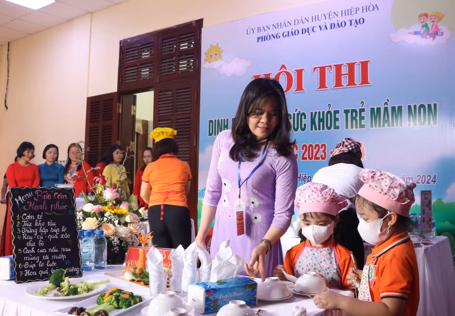 Bà Ngô Thị Kim Dung - Phó trưởng phòng GD&amp;ĐT huyện Hiệp Hòa động viên 'thí sinh nhí' dự thi.