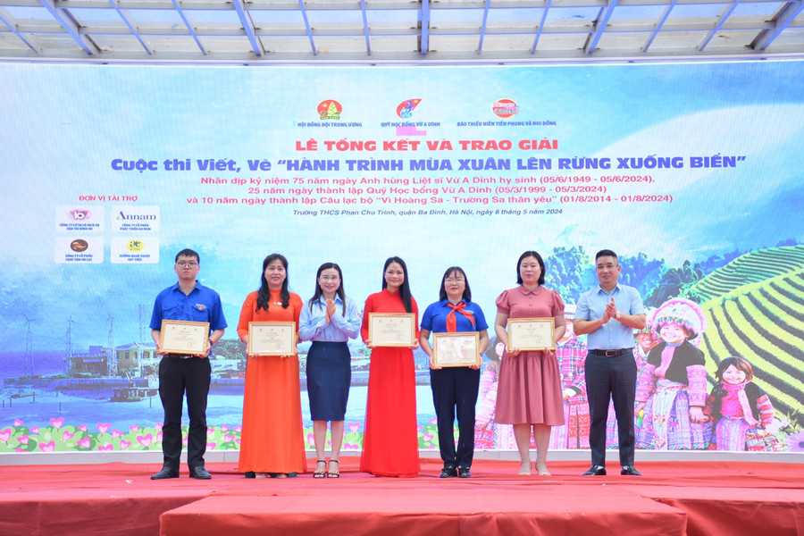 Trao giải tập thể thể loại Viết cho các đơn vị dự thi. Trao giải tập thể thể loại Viết cho các đơn vị dự thi.