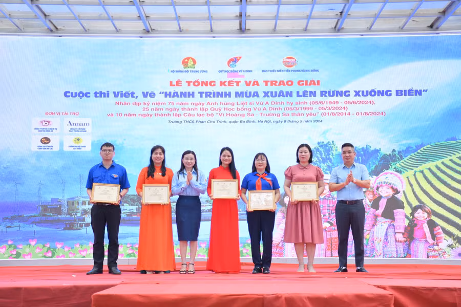 Trao giải tập thể thể loại Viết cho các đơn vị dự thi.