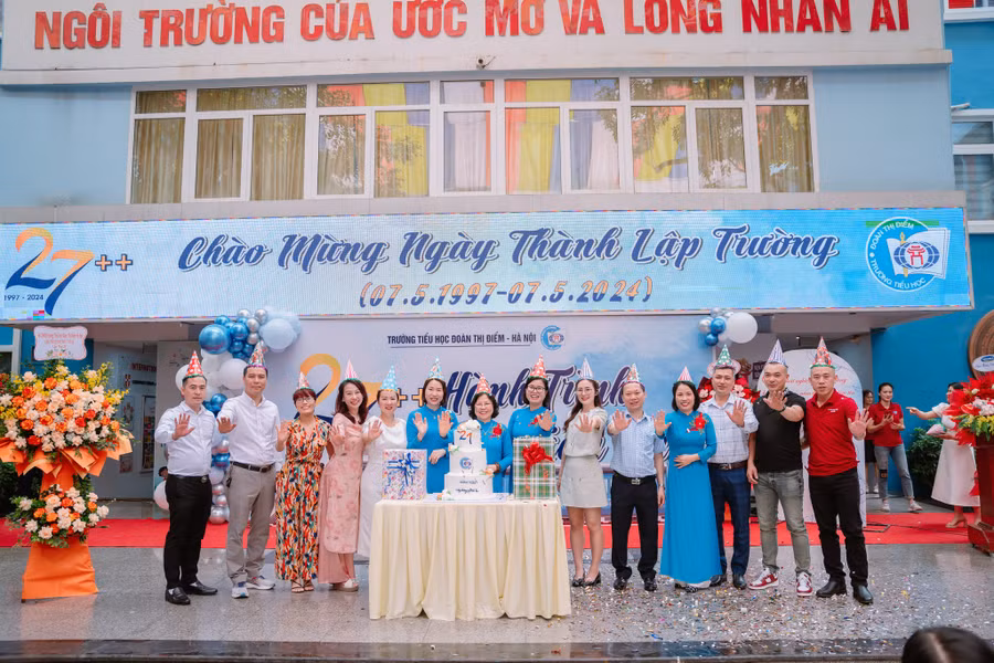 Trường Tiểu học Đoàn Thị Điểm - Hà Nội chào mừng ngày thành lập.