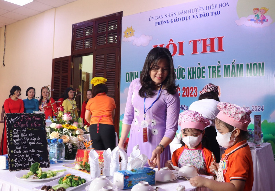 Bà Ngô Thị Kim Dung - Phó trưởng phòng GD&ĐT huyện Hiệp Hòa động viên 'thí sinh nhí' dự thi. Bà Ngô Thị Kim Dung - Phó trưởng phòng GD&ĐT huyện Hiệp Hòa động viên 'thí sinh nhí' dự thi.