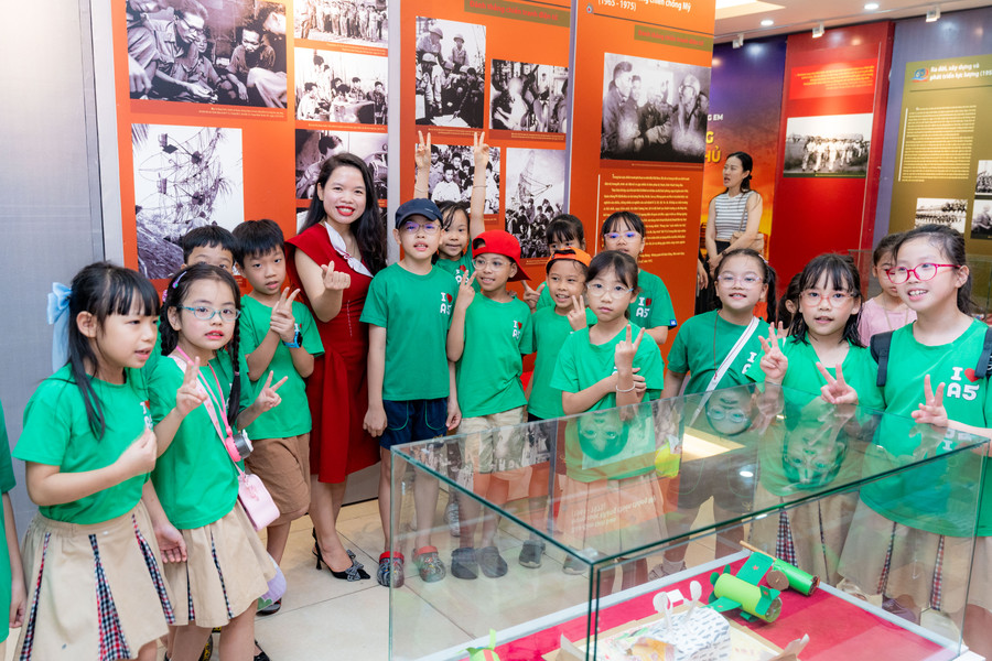 Học sinh Trường Tiểu học Alpha Schools – CGD trải nghiệm lịch sử tại triển lãm. Học sinh Trường Tiểu học Alpha Schools – CGD trải nghiệm lịch sử tại triển lãm.