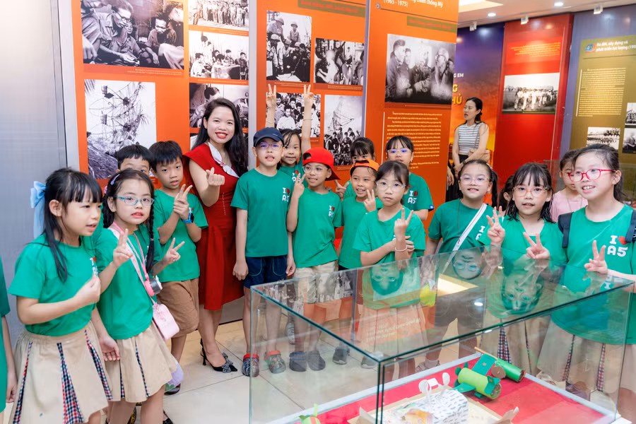 Học sinh Trường Tiểu học Alpha Schools – CGD trải nghiệm lịch sử tại triển lãm.