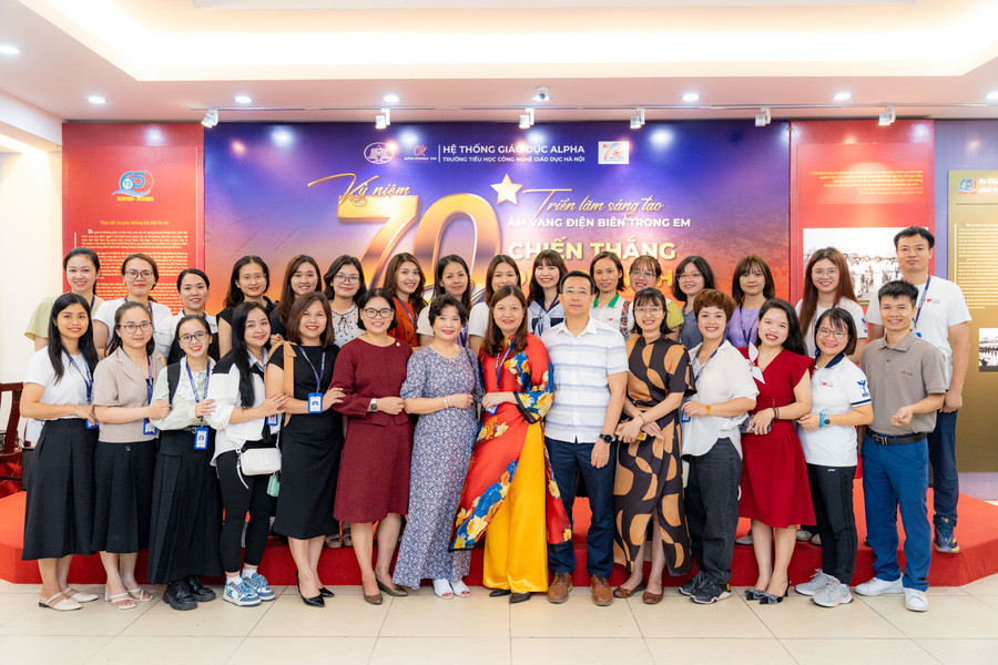 Thầy cô giáo và đại biểu của Trường Tiểu học Alpha Schools – CGD tại triển lãm. Thầy cô giáo và đại biểu của Trường Tiểu học Alpha Schools – CGD tại triển lãm.